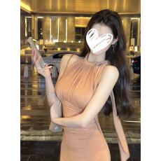 批发【胸垫】御姐纯欲性感褶皱收腰显瘦开叉包臀中长款挂脖<b class='q'>连衣裙</b>