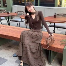 批发巨好看的春季一整套装女2026新款韩系气质咖色<b class='q'>上衣</b>字母伞裙两件套