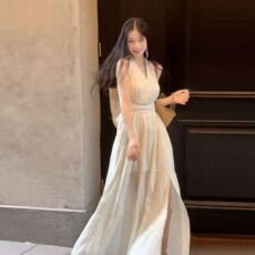 批发法式v领绑带挂脖<b class='q'>连衣裙</b>女夏季新款海边度假绝美露背性感开叉长裙