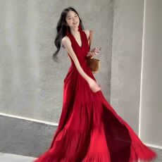 批发法式度假风高级感红色挂脖连衣裙女夏季新款巨好看A字大摆裙长裙
