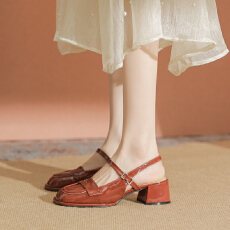 批发漆皮包头半凉鞋女2025年春夏新款中粗跟外穿复古玛丽珍凉鞋