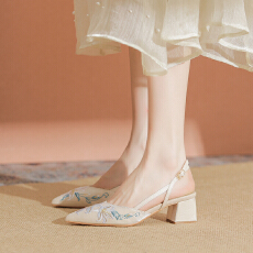 批发新款高级新中式尖头刺绣高跟凉鞋女夏季气质包头后空鞋粗跟