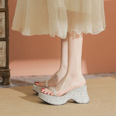 批发厚底坡跟拖鞋女2025新款夏季外穿水钻亮片透明一字方头高跟