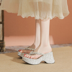 批发银色厚底坡跟拖鞋女2025新款夏季外穿中跟水钻亮片人字凉鞋