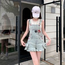 批发实拍实价~复古设计感卡通字母刺绣牛仔<b class='q'>短裤</b>女辣妹褶皱花边背带裤