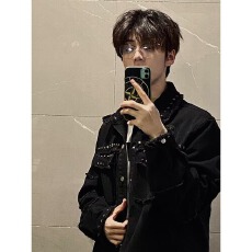 批发黑色毛边<b class='q'>牛仔</b>外套秋季高级感铆钉工装夹克cleanfit美式<b class='q'>牛仔</b>衣褂子