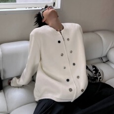 批发韩系小众设计感宽松针织开衫纽扣装饰纯色圆领毛衣小香风外套<b class='q'>男</b>女