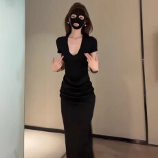 批发黑色V领短袖连衣裙女夏季纯欲风褶皱修身<b class='q'>裙子</b>显身材收腰包臀长裙