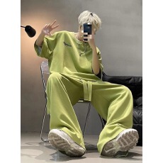 批发男士多巴胺穿搭运动休闲套装<b class='q'>夏</b>季新款宽松飘带长裤短袖一整套搭配