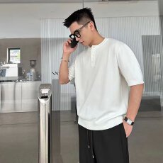 批发【冰丝细针<b class='q'>针织衫</b>短袖港麦亨利领设计款慵懒百搭新款潮流原宿文艺