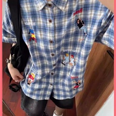 批发【刺绣格子卡通美式OOTD运动员短袖<b class='q'>男</b>女衬衫情侣学院风格纹衬衣