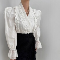 批发不对称蕾丝花边衬衫女<b class='q'>韩国</b>钩花镂空褶皱木耳边甜美减龄喇叭袖上衣