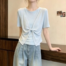 批发假两件浅蓝色正肩短袖T恤女2026夏新款大码胖mm宽松遮肚扭结上衣