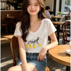 批发韩系小众减龄宽松百搭设计感上衣新款穿鞋狗狗印花V领短袖<b class='q'>t</b><b class='q'>恤</b>女