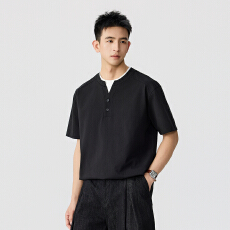 假两件设计肌理感亨利领 T 恤男 含税价格:58.7