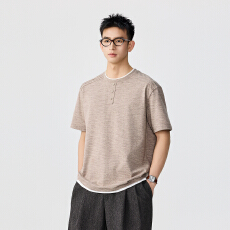 批发彩岛棉净色肌理T恤假两件亨利领撞色包边短袖【含税价格62】