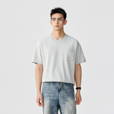 批发麻纹肌理贴袋刺绣T恤{含税价格：53.1}