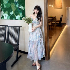 批发高级感独特别致不规则<b class='q'>荷叶边</b>吊带<b class='q'>连衣裙</b>海边度假风仙气飘飘长裙