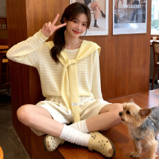 批发多巴胺<b class='q'>黄色</b>条纹针织衫女2025新款早秋慵懒风甜美减龄小众披肩上衣