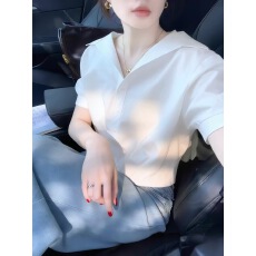 批发今年流行白色翻领泡泡袖衬衫女2026春夏设计感宽松短款小个子上衣