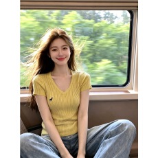 批发韩系黄色V领短袖T恤女2026夏季新款麻花<b class='q'>针织</b>衫通勤穿搭高级感上衣
