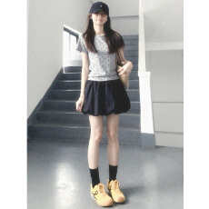 批发高级感休闲运动<b class='q'>套装</b>女夏季纯欲风修身正肩灰色波点短袖短裙两件套