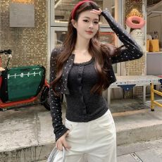 批发欢迎外贸公司合作，小碎花短款<b class='q'>长袖</b>开衫套装女冬季背心吊带<b class='q'>两件套</b>