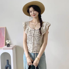 批发夏季新款简约百搭钩花<b class='q'>镂空</b>设计感排扣无袖设计高级感复古衬衫