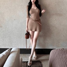 批发法式轻奢纯欲风V领针织薄款连衣裙女夏季绝美减龄显瘦收腰百褶裙