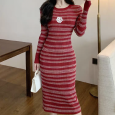 批发法式小香风撞色条纹圆领长袖针织连衣裙女气质修身包臀长袖毛衣裙