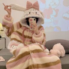 批发网红米克冬季新款草莓长毛绒连帽睡袍单袍珊瑚绒加长款家居服