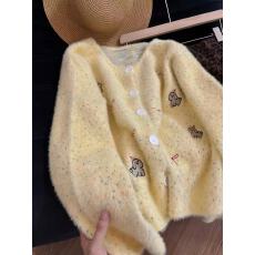 批发柔软<b class='q'>马海毛</b>减龄卡通刺绣奶黄色秋冬宽松显瘦圆领<b class='q'>开衫</b>毛衣外套女潮