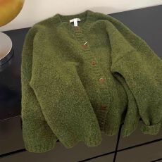 批发秋<b class='q'>冬</b>复古2025宽松绿色慵懒针织开衫新款森系百搭毛衣外套上衣