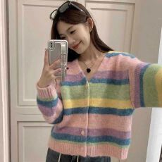 批发彩虹条纹<b class='q'>韩版</b>多巴胺毛衣<b class='q'>外套</b>女装秋冬宽松针织开衫设计上衣外穿