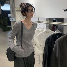 批发灰色复古长袖V领套头针织打底上衣2026新款秋冬显瘦毛衣