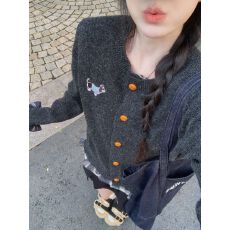 批发miu系温柔风小狗刺绣针织含羊毛上衣女秋冬<b class='q'>蕾丝</b>拼接减龄毛衣外套