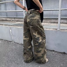 批发巴黎扣铆钉刺绣工装弯刀裤迷彩工装牛仔裤女春季新款休闲裤子