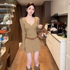 批发纯欲风辣妹V领长袖针织连衣裙女早秋新款气质收腰显瘦a字百褶短裙