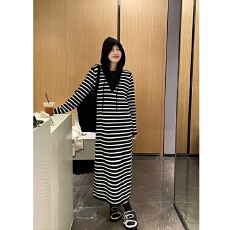 批发<b class='q'>大码</b>春秋装2026新款韩版宽松显瘦条纹假两件长款毛衣连帽<b class='q'>连衣裙</b>子
