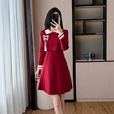 批发新中式红色针织连衣裙女秋<b class='q'>冬</b>2025新款盘扣复古假两件毛衣打底短裙