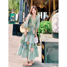 批发绿色复古V领碎花<b class='q'>拼接</b><b class='q'>连衣裙</b>女夏2026新款波西米亚海边度假风长裙