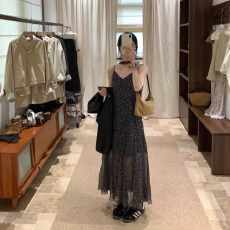 批发2026夏装<b class='q'>韩</b>系波点吊带连衣裙款显瘦v领气质旅游度假<b class='q'>风</b>大摆长裙