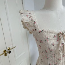 批发杏色碎花系带小飞袖方领<b class='q'>衬衫</b>女夏季法式甜美小众<b class='q'>修身</b>短款绝美上衣