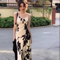 批发法式吊带连衣裙女气质修身收腰2025<b class='q'>夏</b>季新款V领印花通勤中长款裙