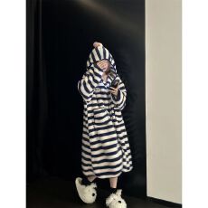 批发条纹珊瑚绒<b class='q'>睡衣</b>女冬季加绒加厚保暖连帽法兰绒冬天学生睡袍家居服