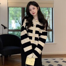 批发软糯撞色条纹圆领小香风针织<b class='q'>开衫</b>女春秋法式宽松短款外搭毛衣外套