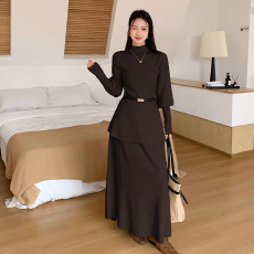 批发法式收腰高级感灯笼袖针织<b class='q'>连衣裙</b>女两件套秋冬显瘦长款半身裙套装