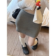 批发2025早春<b class='q'>新款</b>灰色针织款白边半身裙女高腰短裙包臀休闲运动设计感