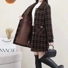 批发秋冬2025年新款<b class='q'>妈妈装</b>格子加绒加厚羊羔绒外套<b class='q'>时尚</b>洋气中长款大衣