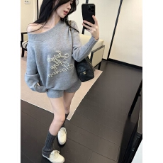 批发灰色针织套装女2025秋冬新款通勤斜肩钉珠毛衣搭配休闲短裤两件套